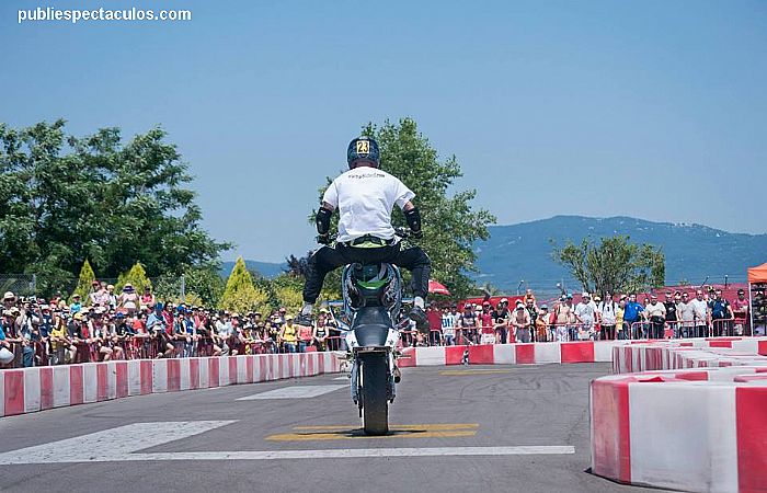 ver + información para la contratacion de Pol Stunt Bike artistas de Barcelona